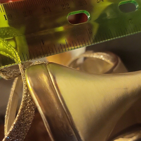 Gold shoes size 8 - Picture 2 of 8